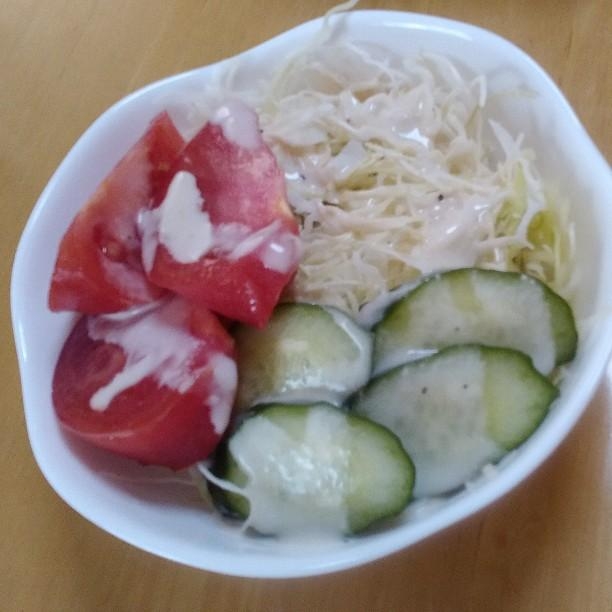 キャベツと胡瓜とトマトの手作りドレッシングサラダ