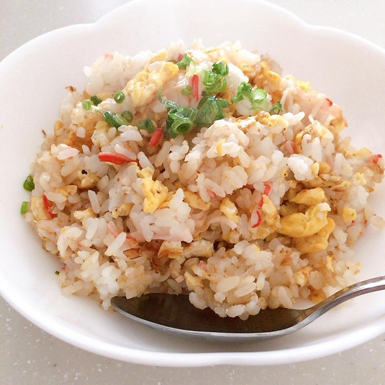 残り物で簡単！カニカマチャーハン★*。