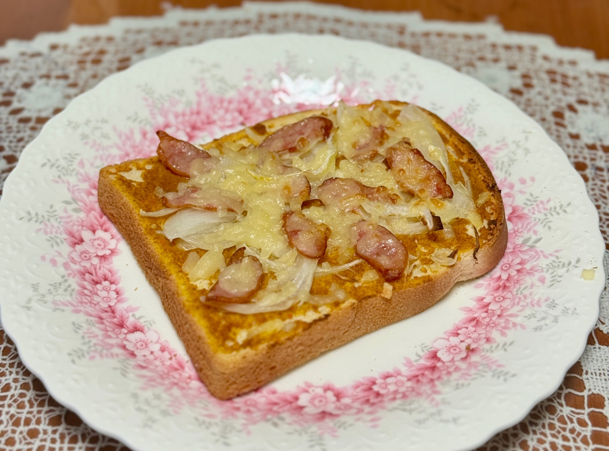カレー麹と玉ねぎとウィンナーの☆チーズトースト