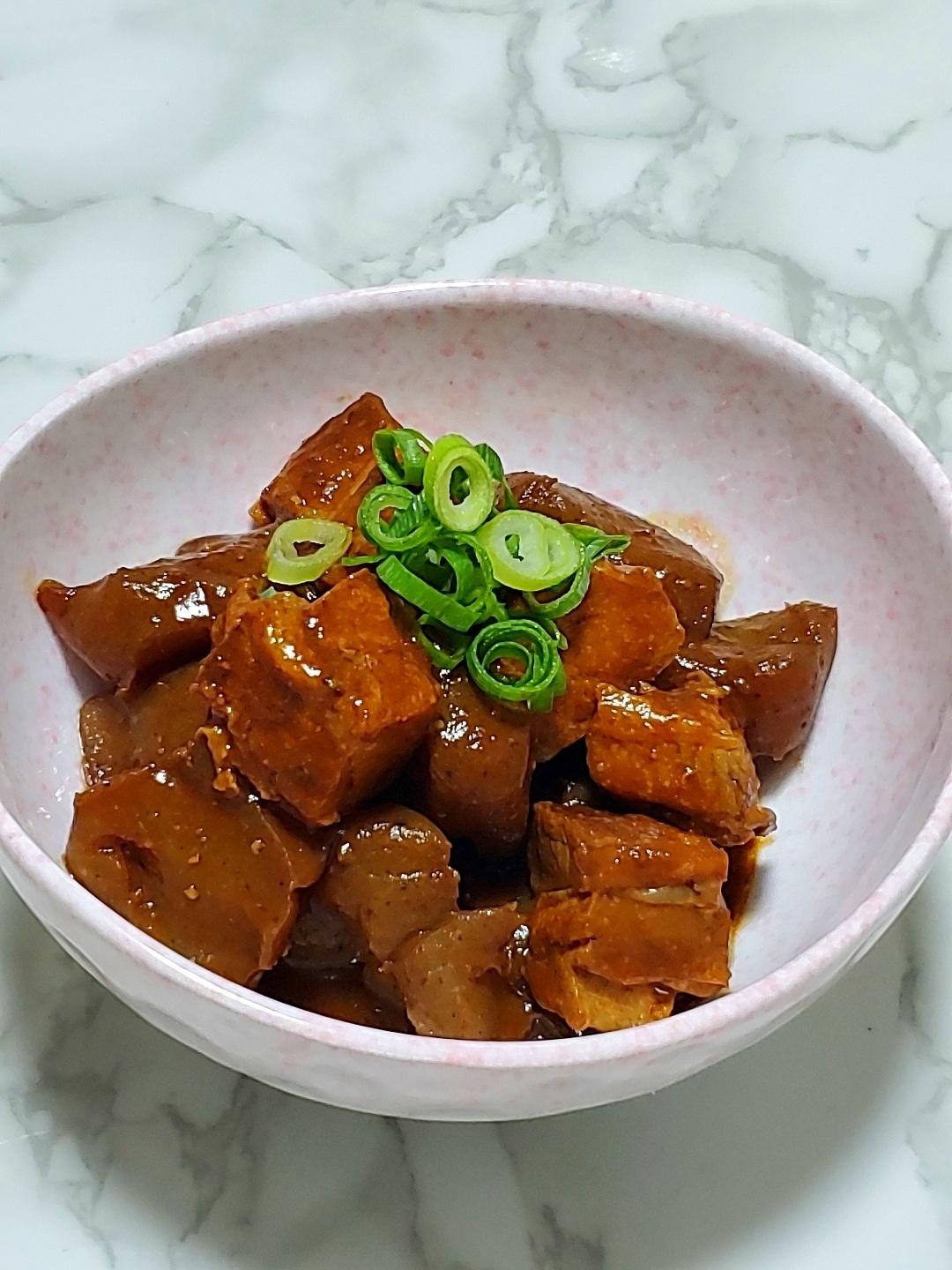 豚バラとコンニャクの味噌煮込み