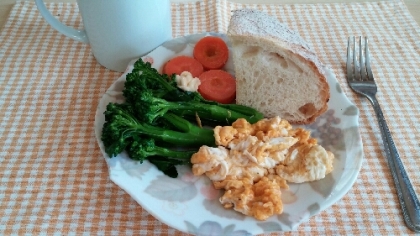 こんにちは♪
今日の朝食プレートに♪カンパーニュとスティックセニョールで頂きました(^_^)とっても綺麗で美味しかったです♥ごちそうさまでした♪