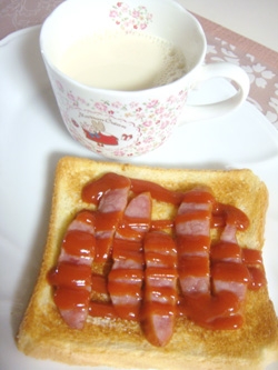 簡単トーストはさっと作れて助かります♪豆乳にコラーゲンを入れました。美容に良いですね～綺麗なりましょう～(笑）