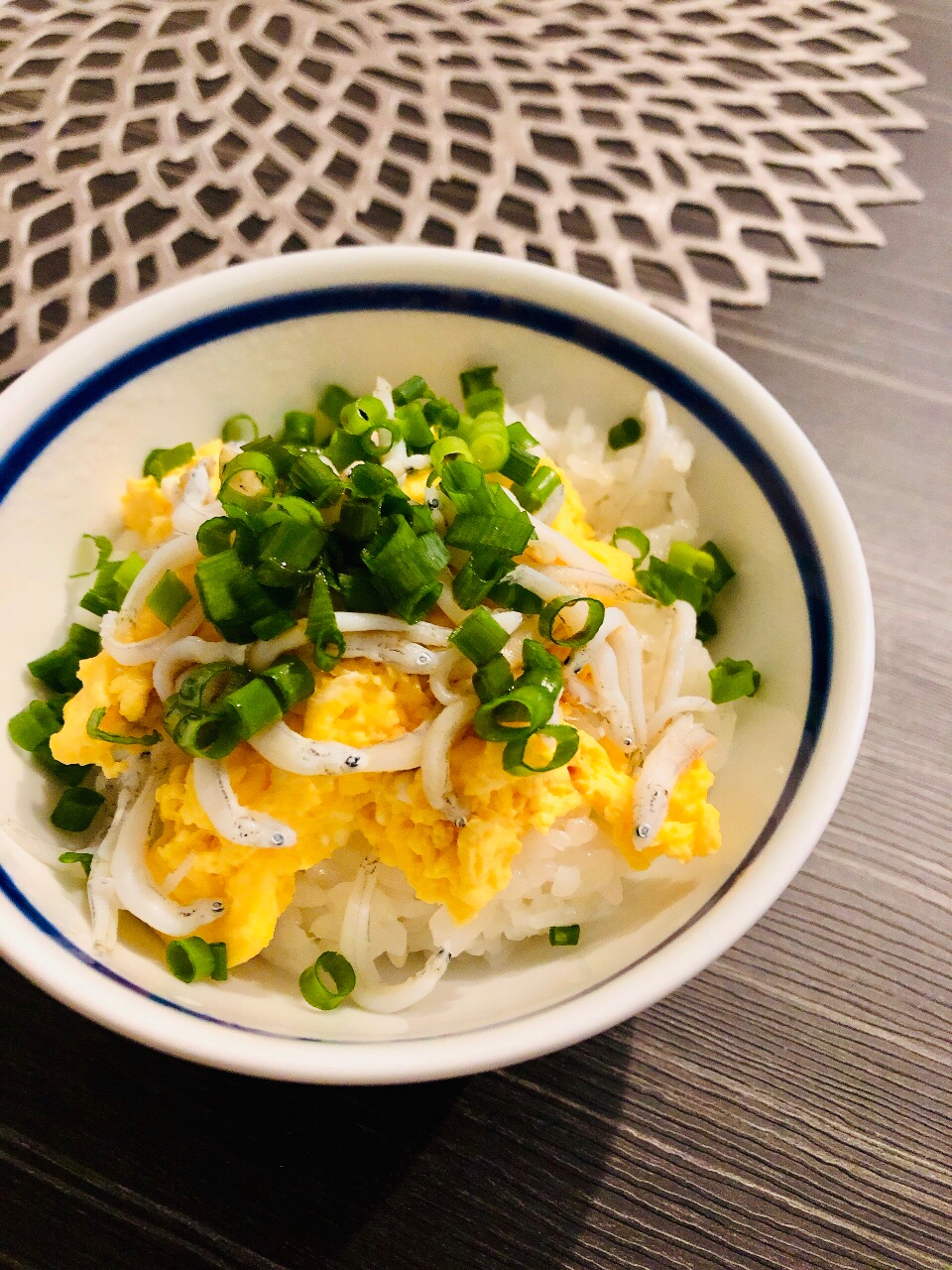 【火不要で100円以下丼】ふんわり玉子のしらす丼