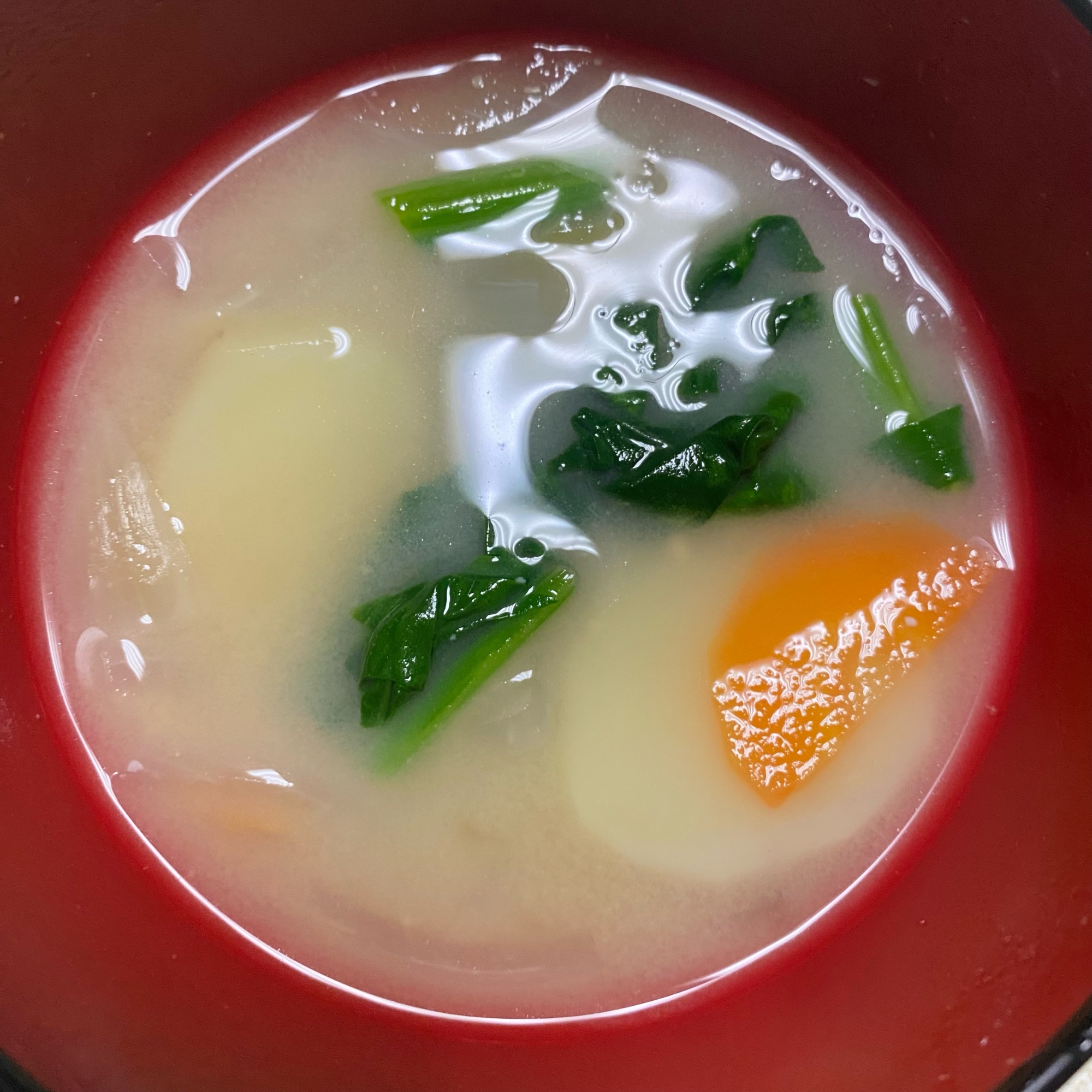 じゃがいもとほうれん草の味噌汁
