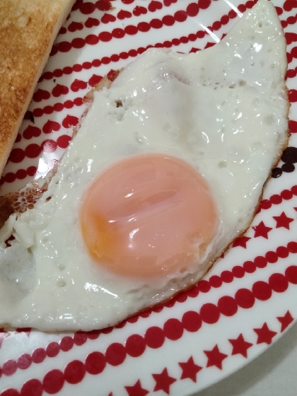 黄身がツヤツヤの目玉焼き