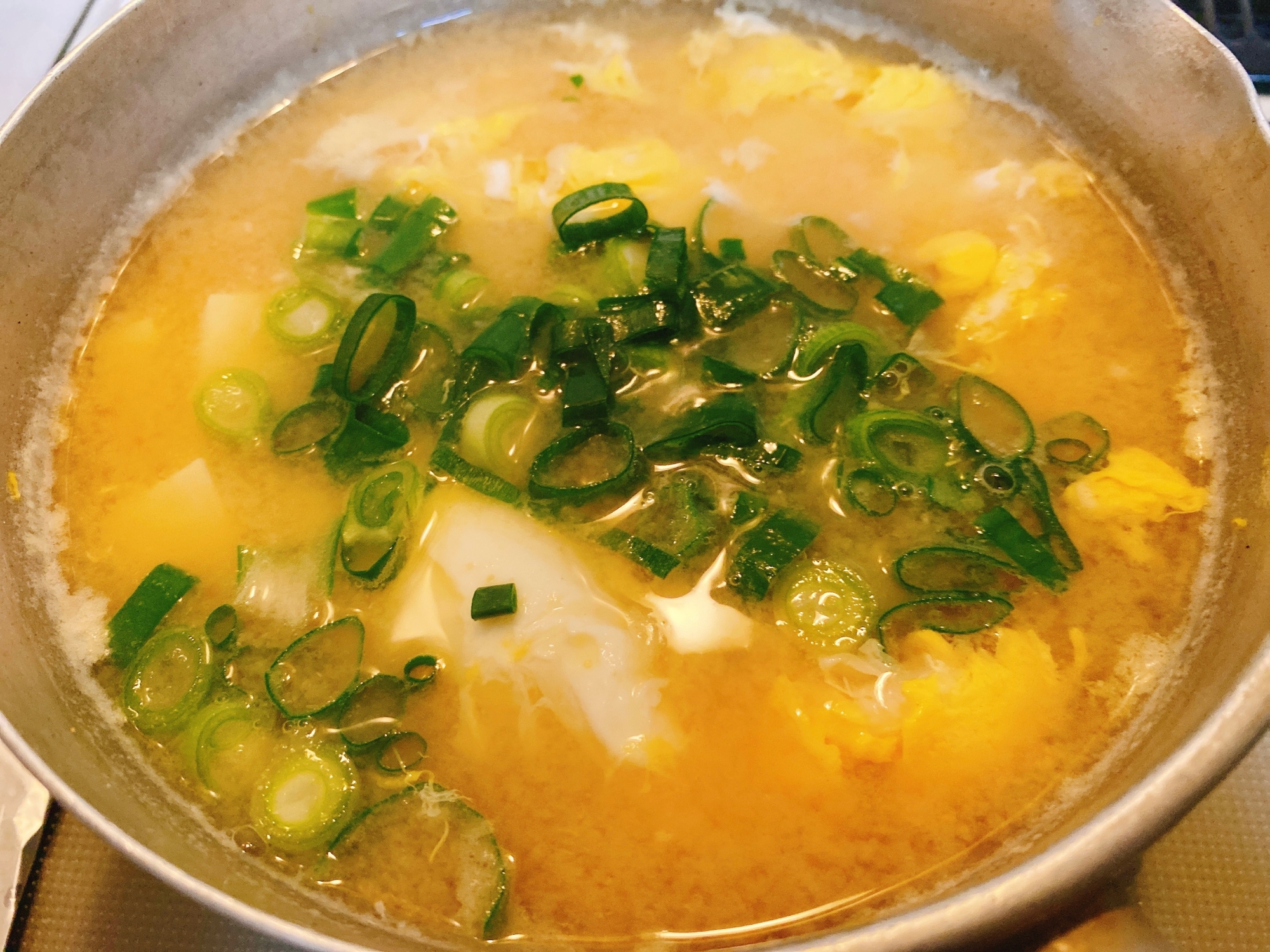 豆腐と卵とネギの味噌汁