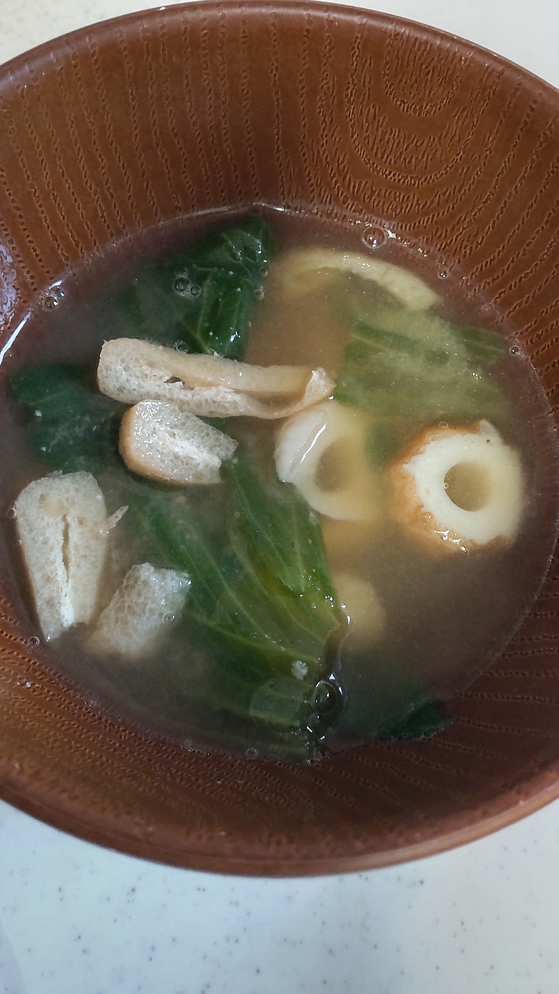 レタスと油揚げとちくわのお味噌汁