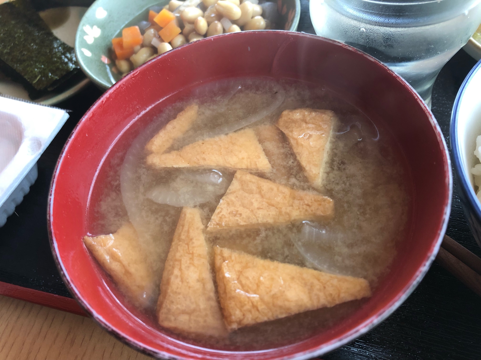 うどんあげと玉ねぎの味噌汁