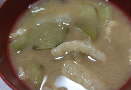 なすと油揚げの味噌汁（昆布だし）