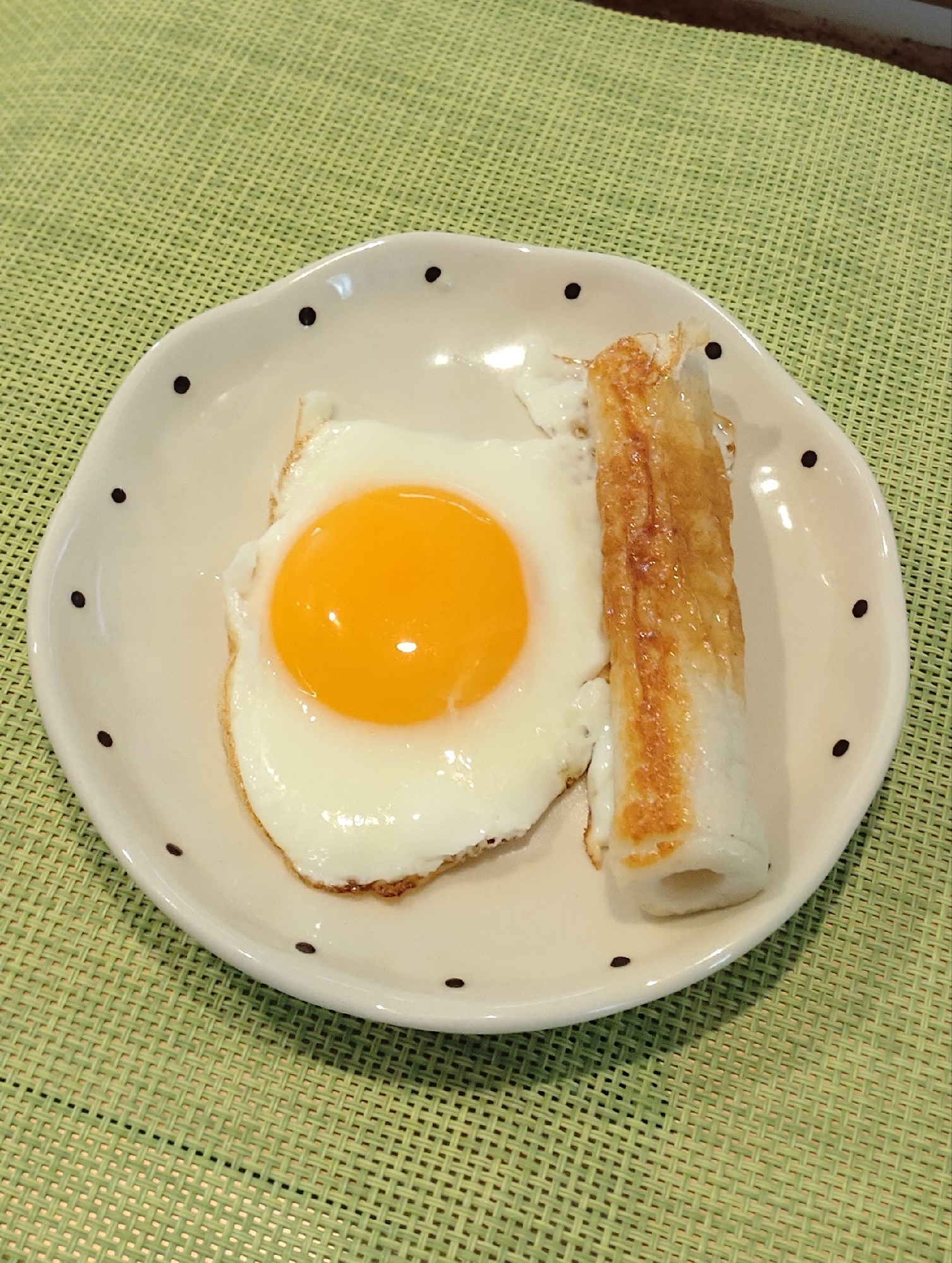 焼きちくわと目玉焼き