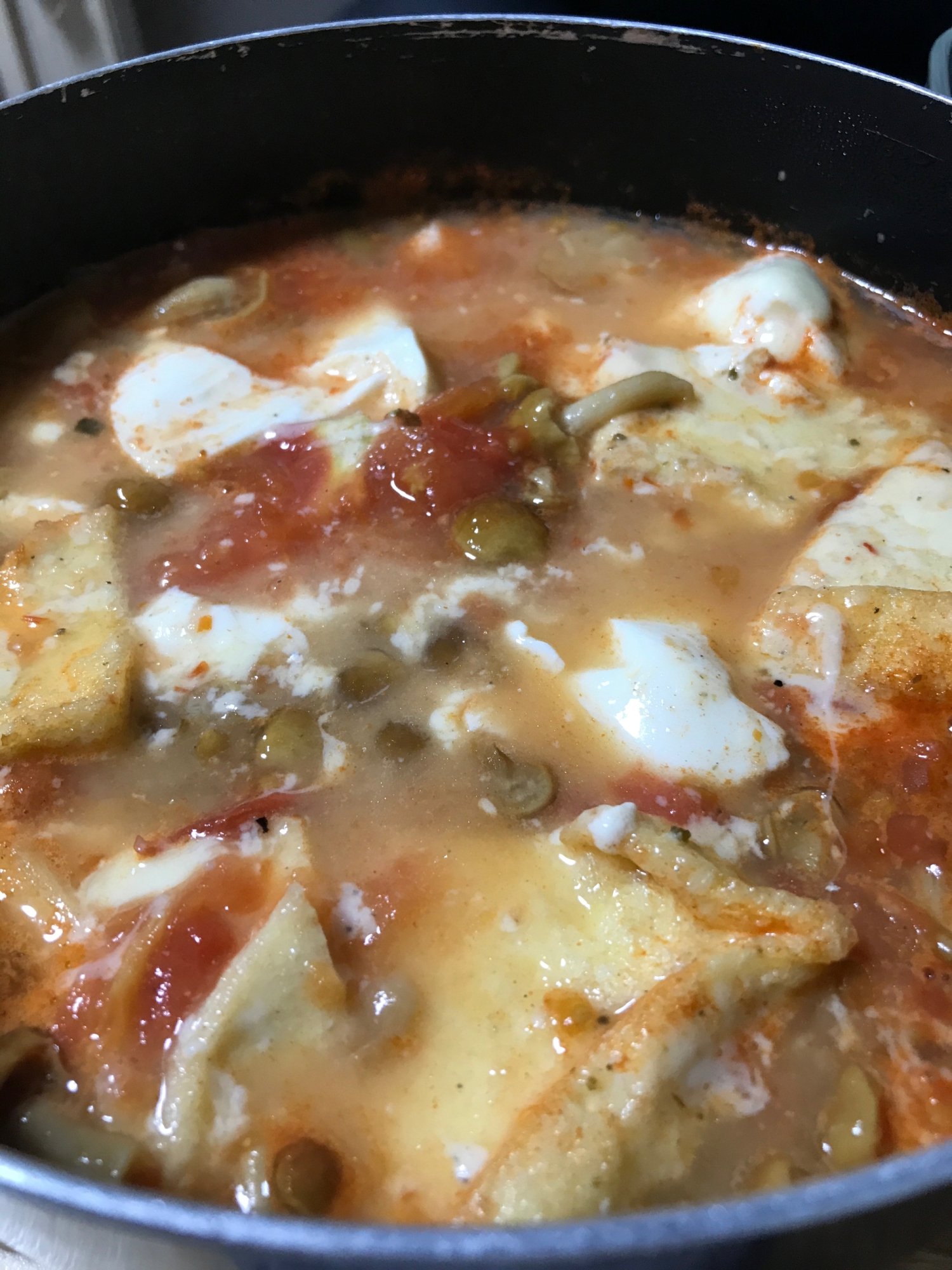 豆腐、油揚げ、ピリ辛トマト鍋