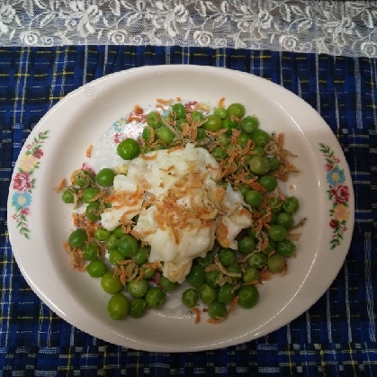 えんどう豆とアミエビの温玉サラダ