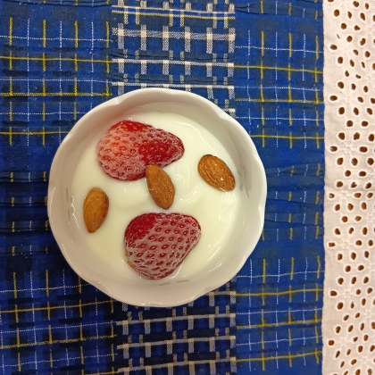 苺とカシューナッツのヨーグルト