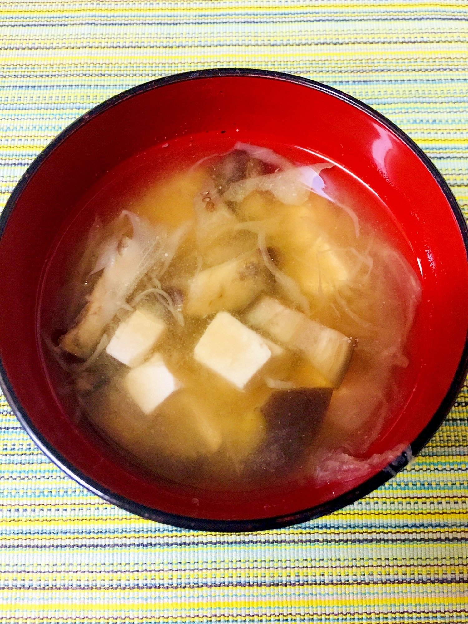 千切りキャベツとなすと豆腐のお味噌汁