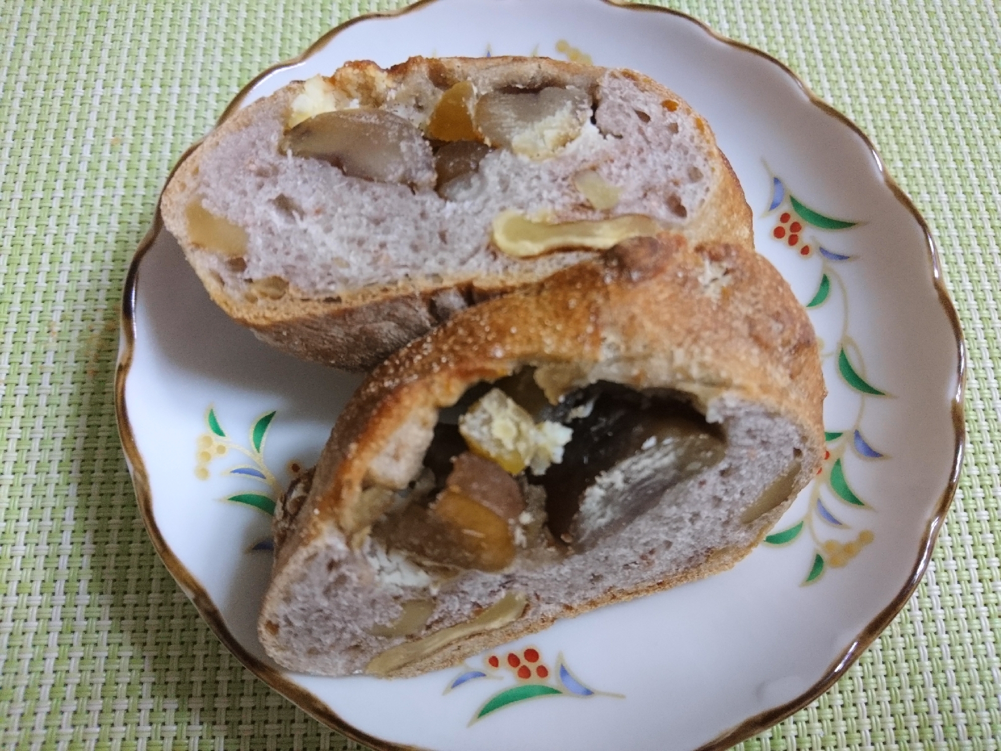 甘栗と甘納豆入り✡️ライ麦くるみパン