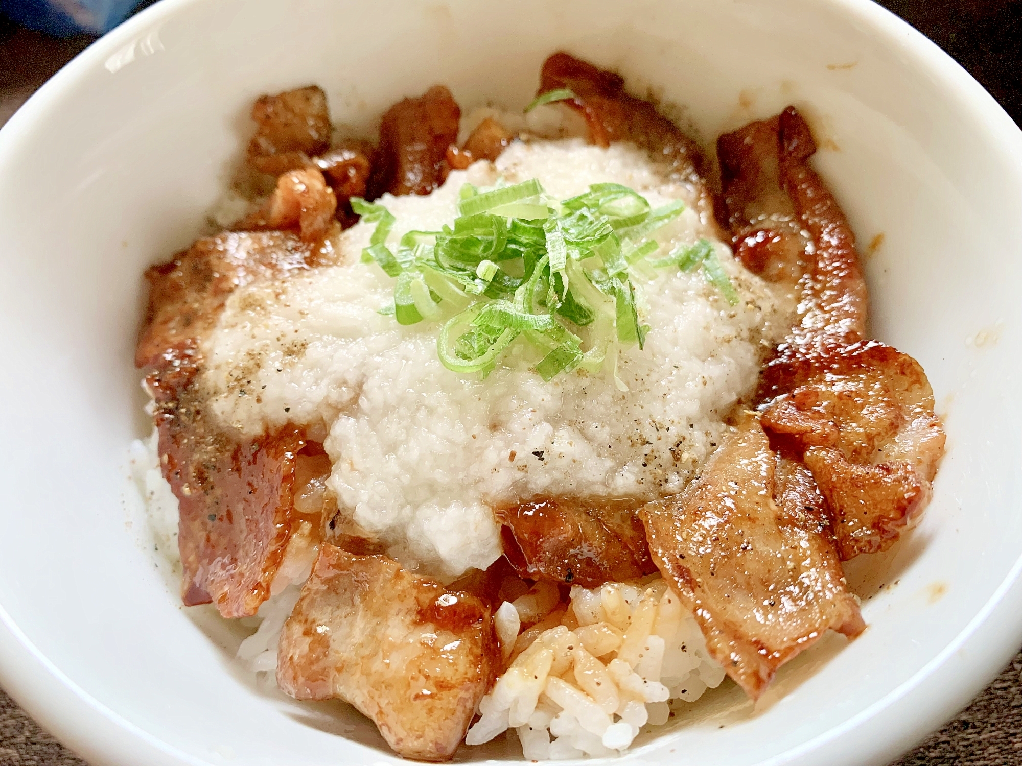 豚バラ蒲焼きとろろ丼