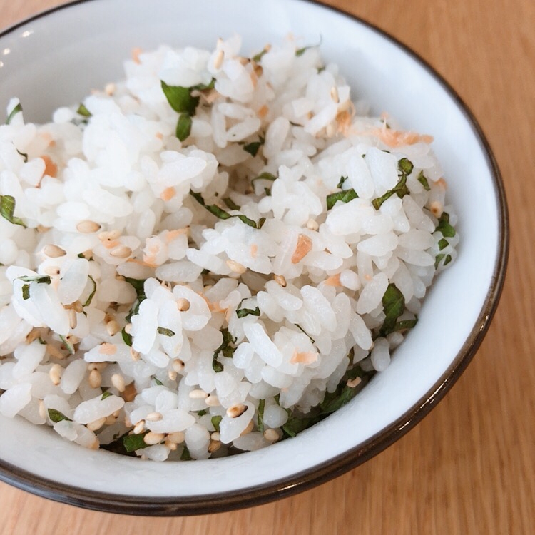 ＼超簡単！鮭フレークと大葉のさっぱり酢飯ご飯♡／