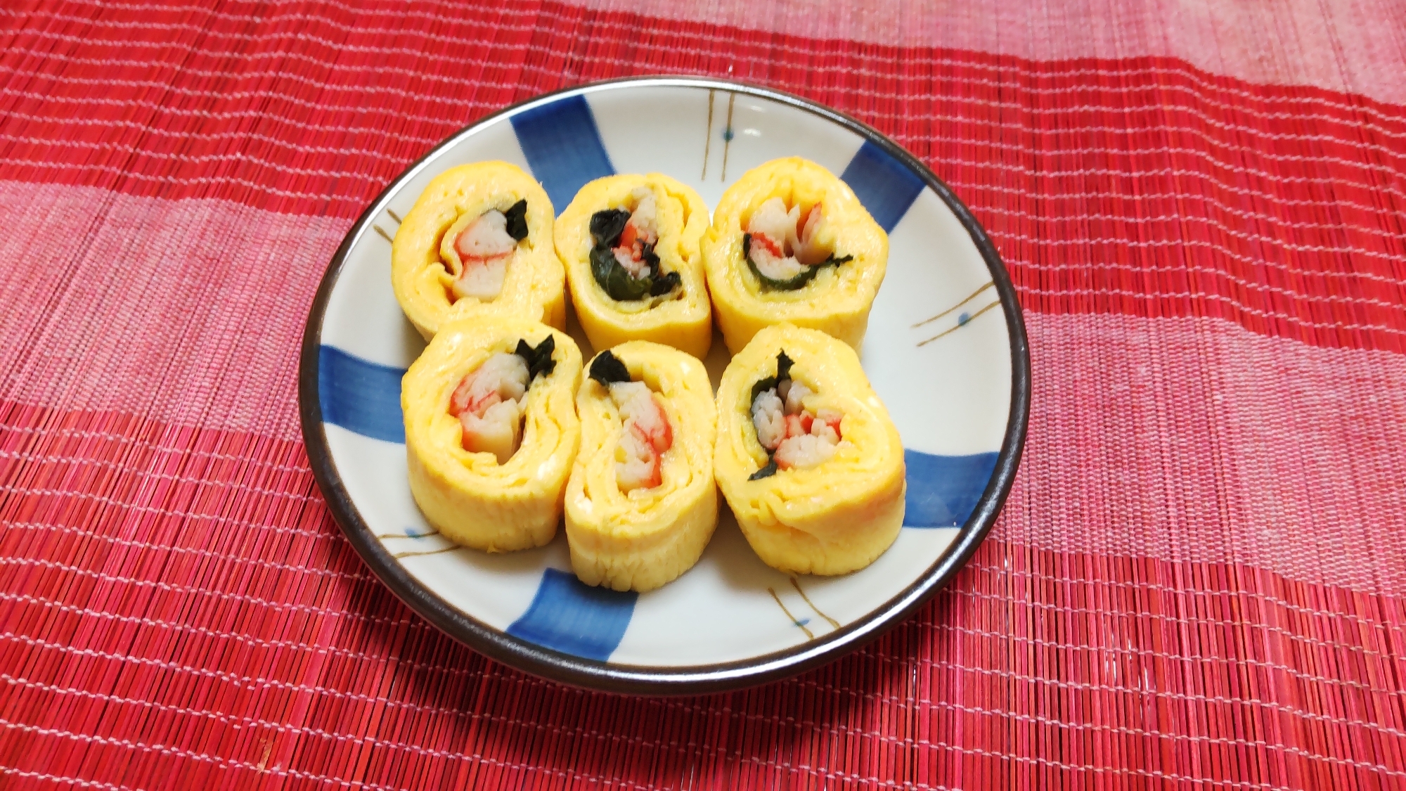 お弁当レシピ♪まん丸○カニカマと大葉の卵焼き〜
