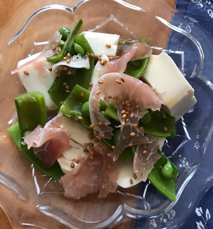 絹豆腐と生ハム、スナップえんどうのサラダ