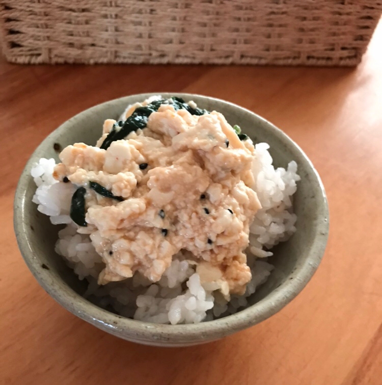 ほうれん草と黒ごまの豆腐和えごはん