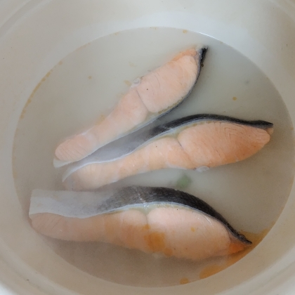 冷凍塩鮭で☆ゆで鮭