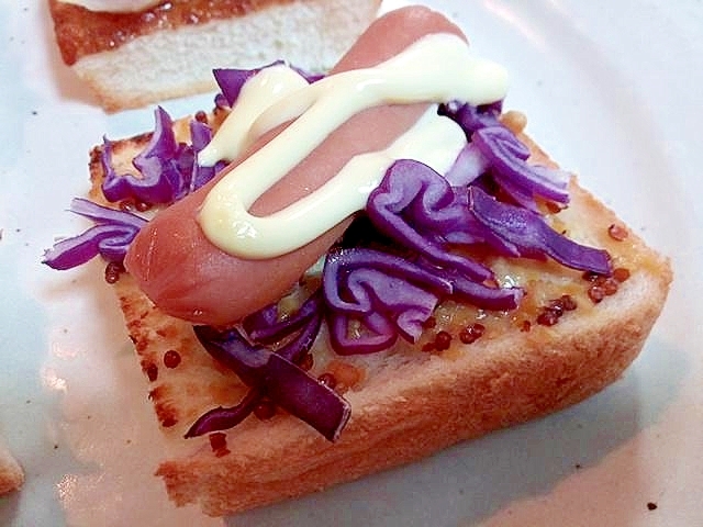 マスタードマヨで　紫キャベツとウインナーのトースト