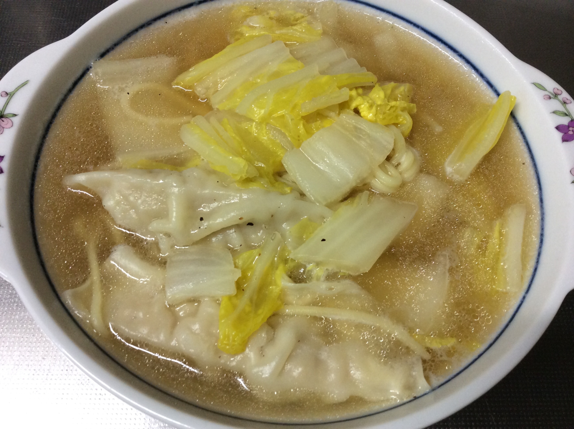 焼そば太麺とチルド餃子で醤油ワンタン麺