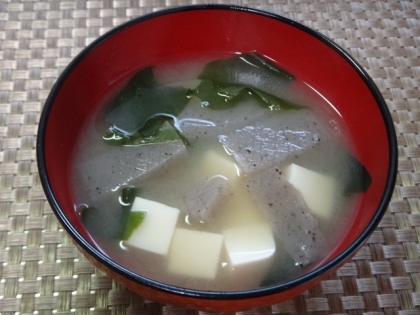 ねじりこんにゃくと豆腐のお味噌汁