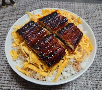 市販の鰻で♪パリパリうな玉丼