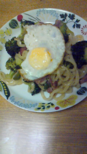 ブロッコリーとベーコンとピーマンの焼きうどん