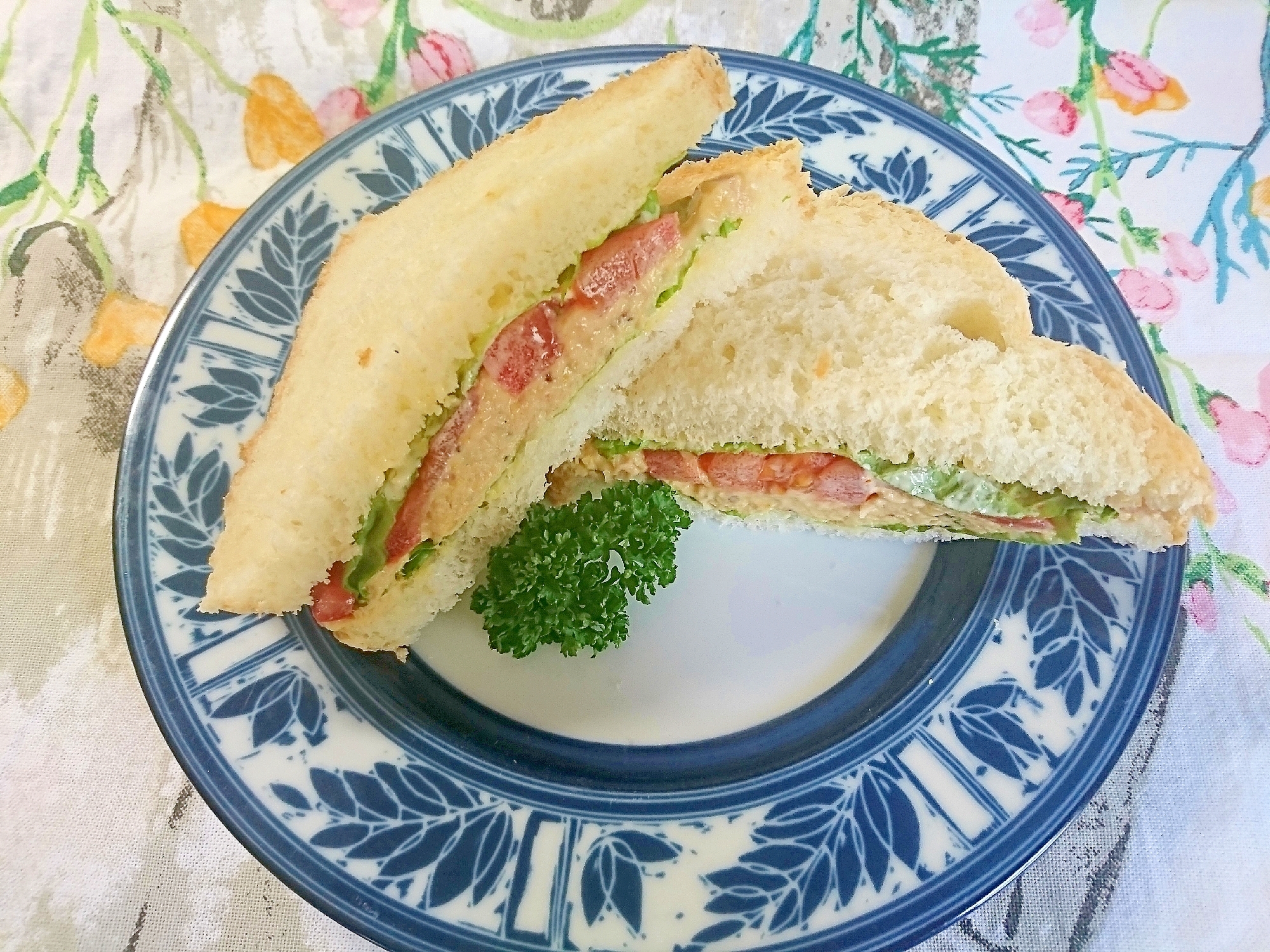 豆とトマトとツナのサンドイッチ