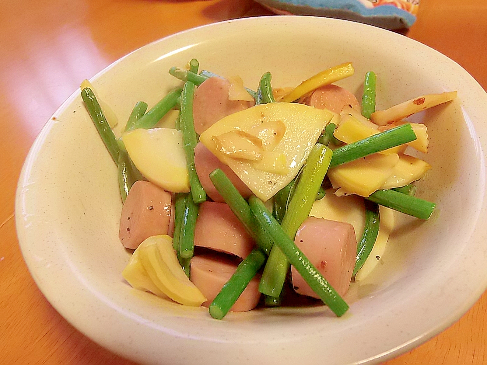 タケノコ・魚肉ソーセージ・ニンニクの芽の炒め物