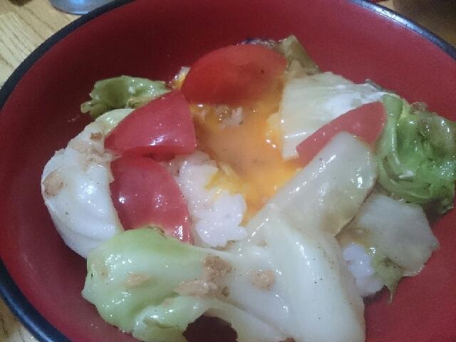 ツナキャベツ炒めとトマトの卵かけご飯