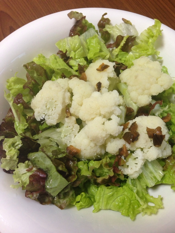 カリフラワーとレタスのサラダ