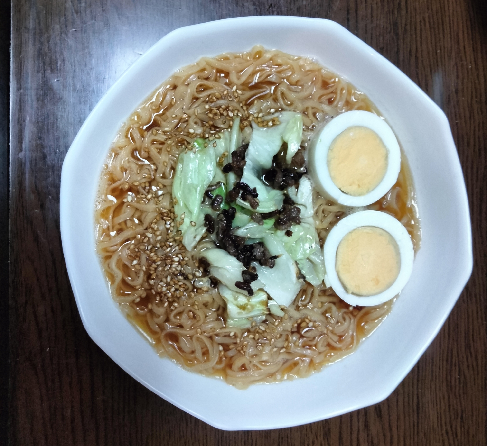 チキンラーメン 豚ミンチキャベツ炒めゆで卵のせて