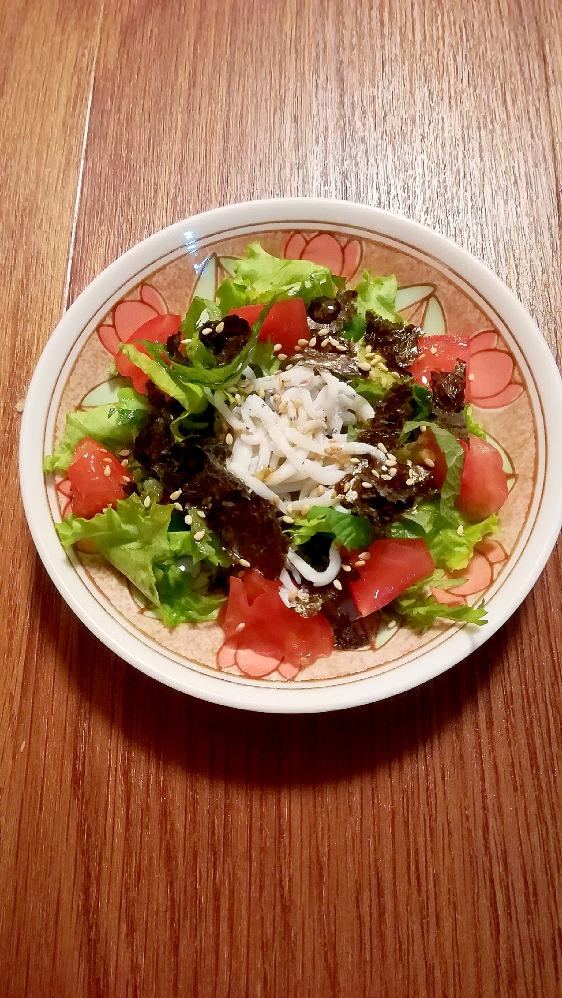 レタスとトマトとしらすと大葉と焼き海苔のサラダ