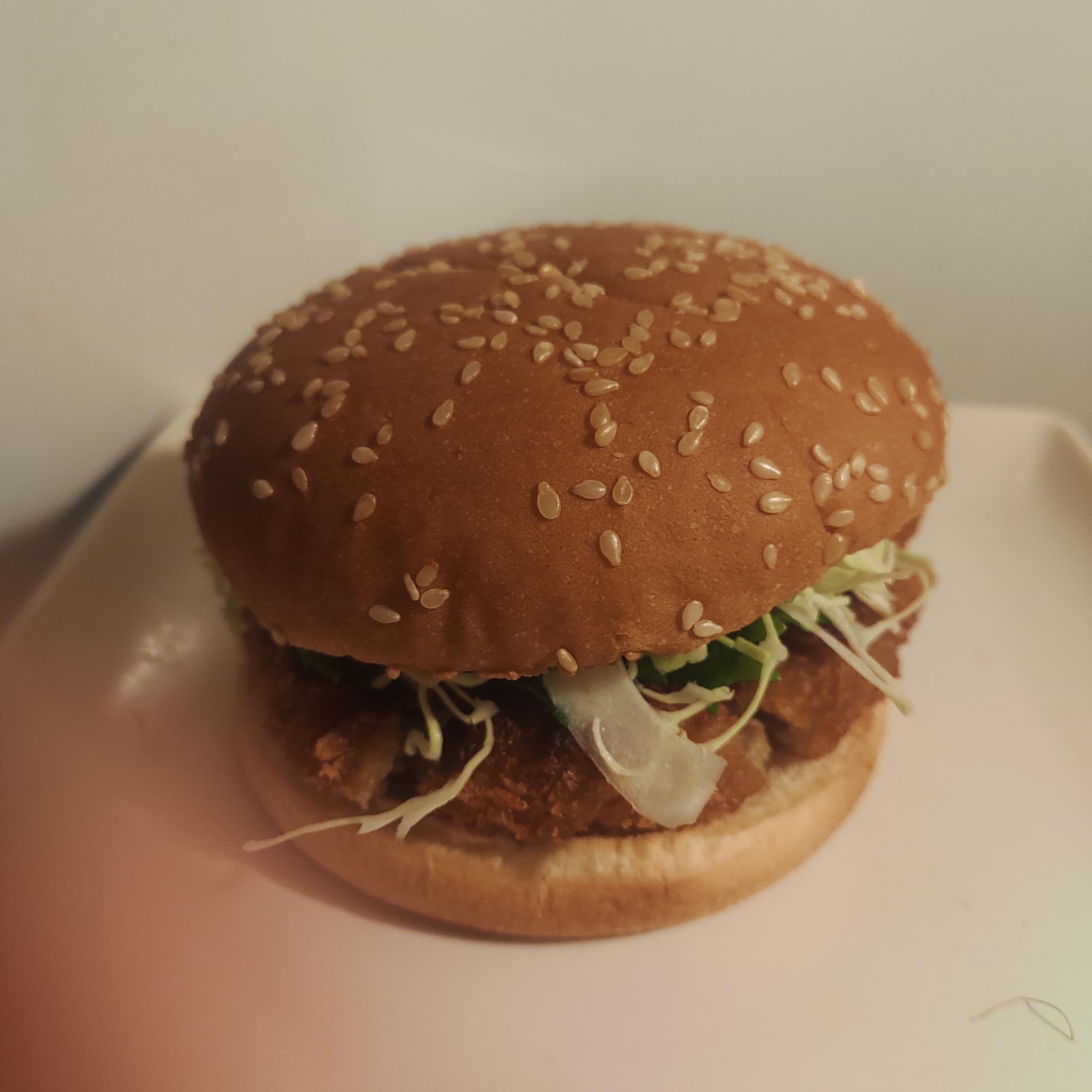 セロリ、キャベツ、メンチカツバーガー