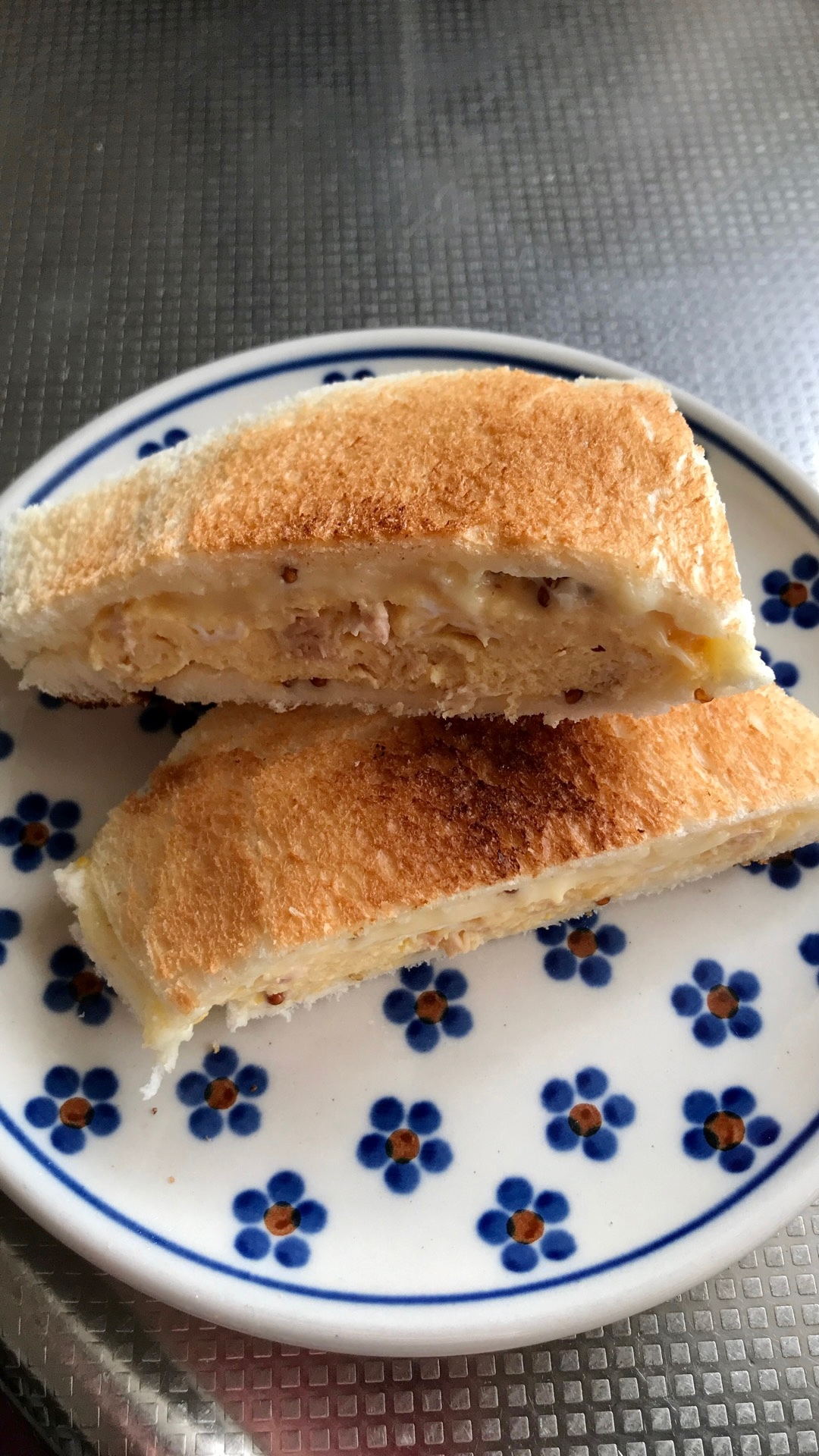 シーチキン卵焼きとチーズのホットサンド