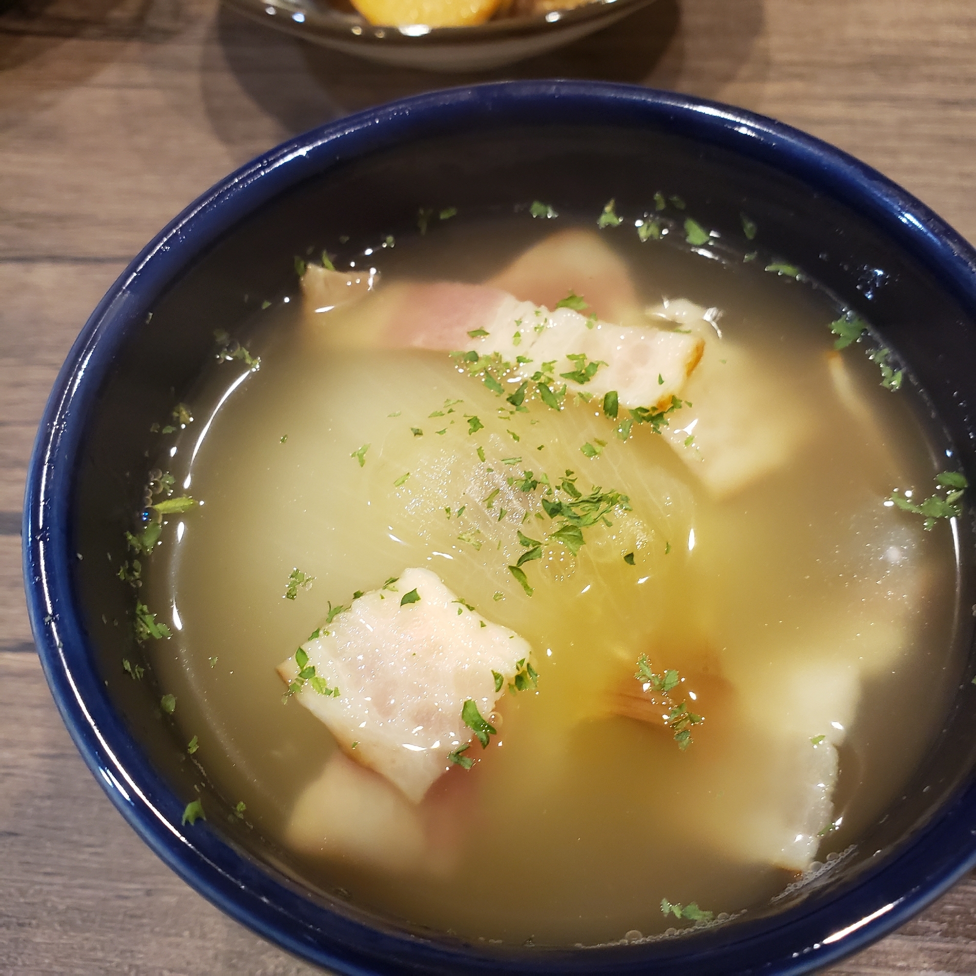 まるごと新玉ねぎのコンソメスープ