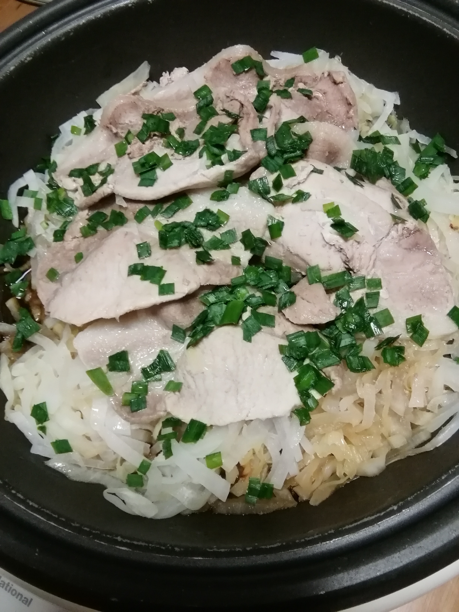 野菜が沢山 残り物が片付く 電気鍋で豚肉と野菜蒸し レシピ 作り方 By おいしいもの探検家 やみーさーちゃー 楽天レシピ