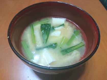 火が通りやすい食材ばかりなので、時短でできました！雨続きで気温がひくいので、温かい味噌汁は美味しいですね ウォーキング行けないでしょう？庭の語らいも中止よ〰️