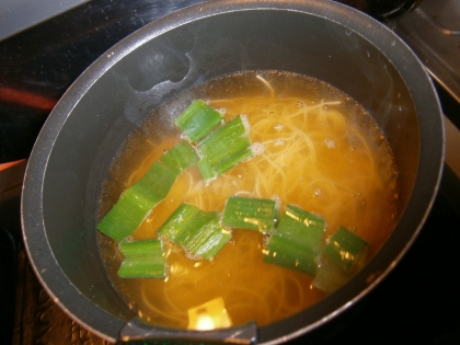 ご飯が少なめだったので、スープ代わりに作って出しました。半端な素麺も使いきれたし、お腹も満たされて大満足です。ほうれん草が無かったので、青ネギで代用です。