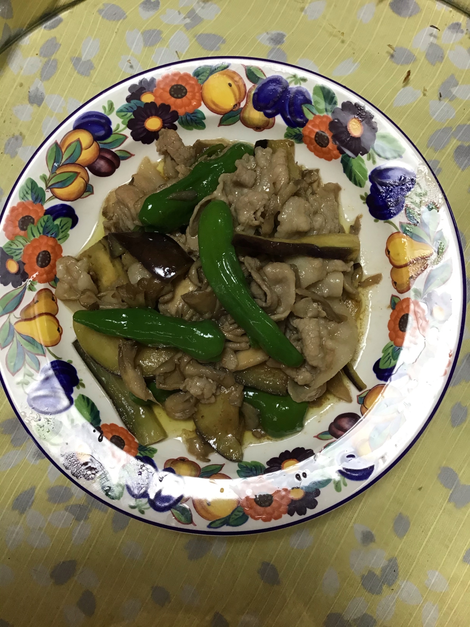 豚バラ肉と舞茸に茄子とししとうを加えた中華風炒め物