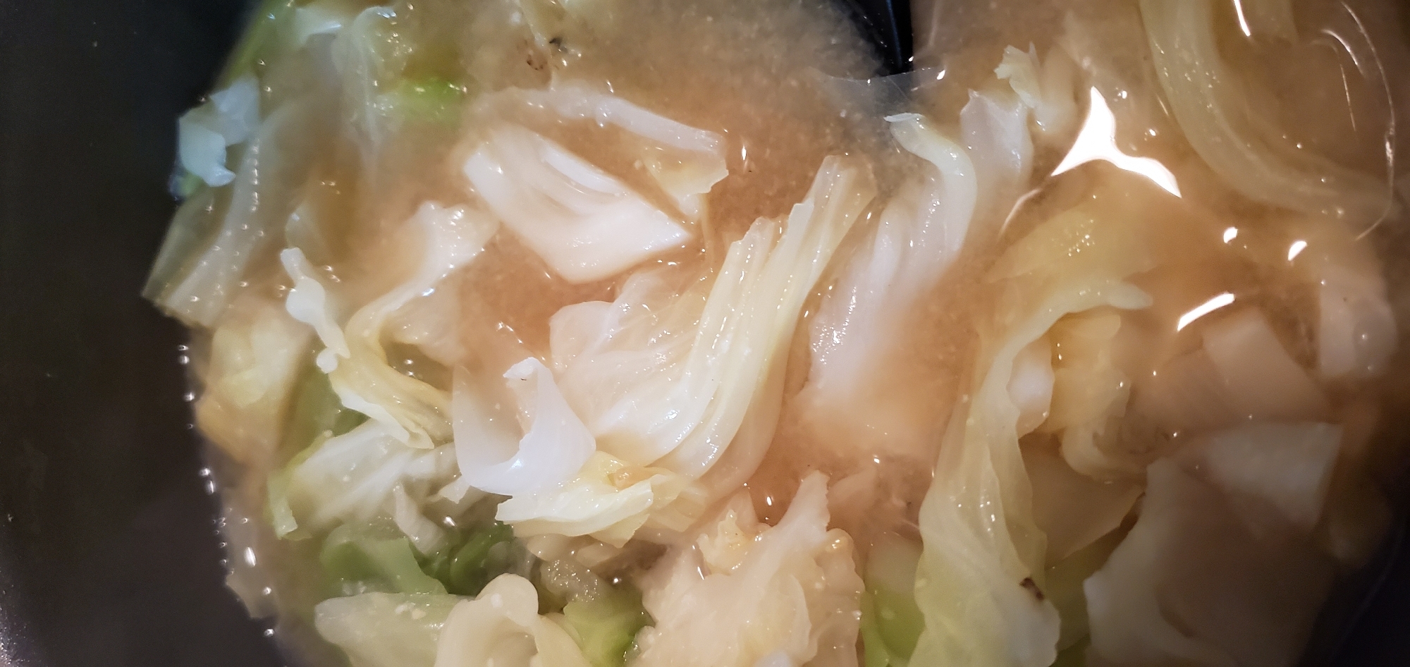 野菜たっぷり！キャベツと玉ねぎの味噌汁