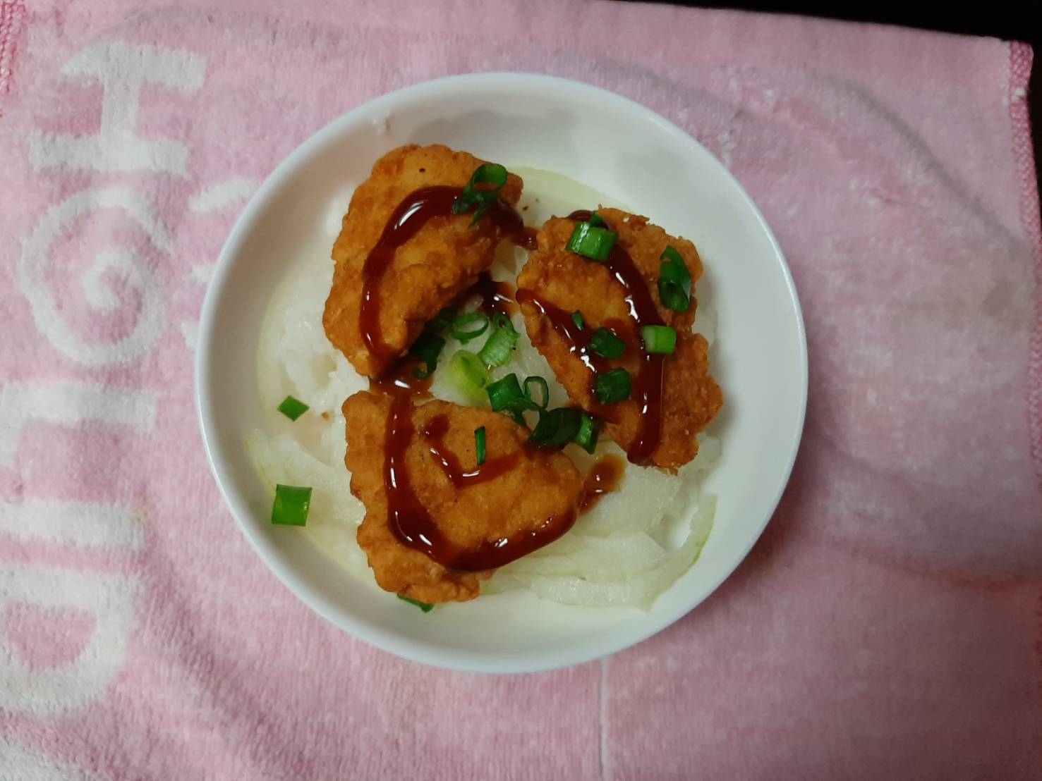 新玉ねぎのせた鶏の唐揚げ丼