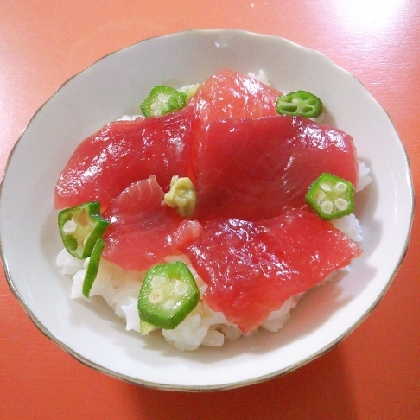 今晩は♪夕食にいただきました！形は不揃いの切り落としマグロですがタレに漬け込んで、とっても美味しかったです☆オクラと一緒に彩りも綺麗で嬉しいですo(^o^)o