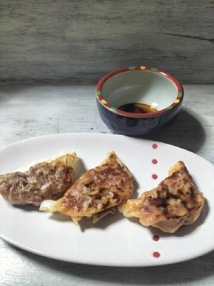 きょうはこちら♬餃子のタレの器手間に持ってくるとバランス悪くて主役なのに奥側でごめんです(._.)甘めで美味しいタレ✨餃子のタレはこれからは手作りですね♡感謝❦