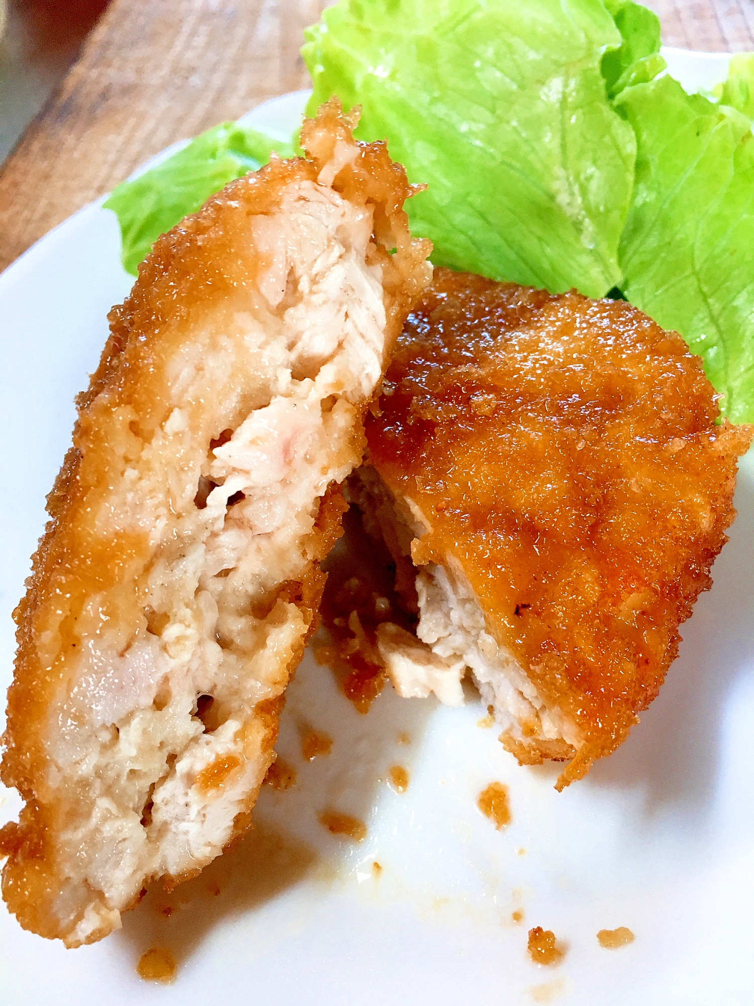 甘辛南蛮チキンカツとレタスが皿に置かれている