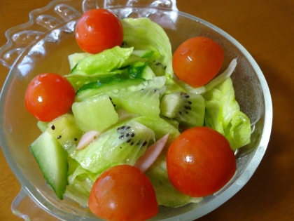 野菜たっぷりでハムが隠れてしまってますが…
デザートで食べてるキウイですが、サラダに加えてもイイですね！！
あっさりと美味しくいただきました♪