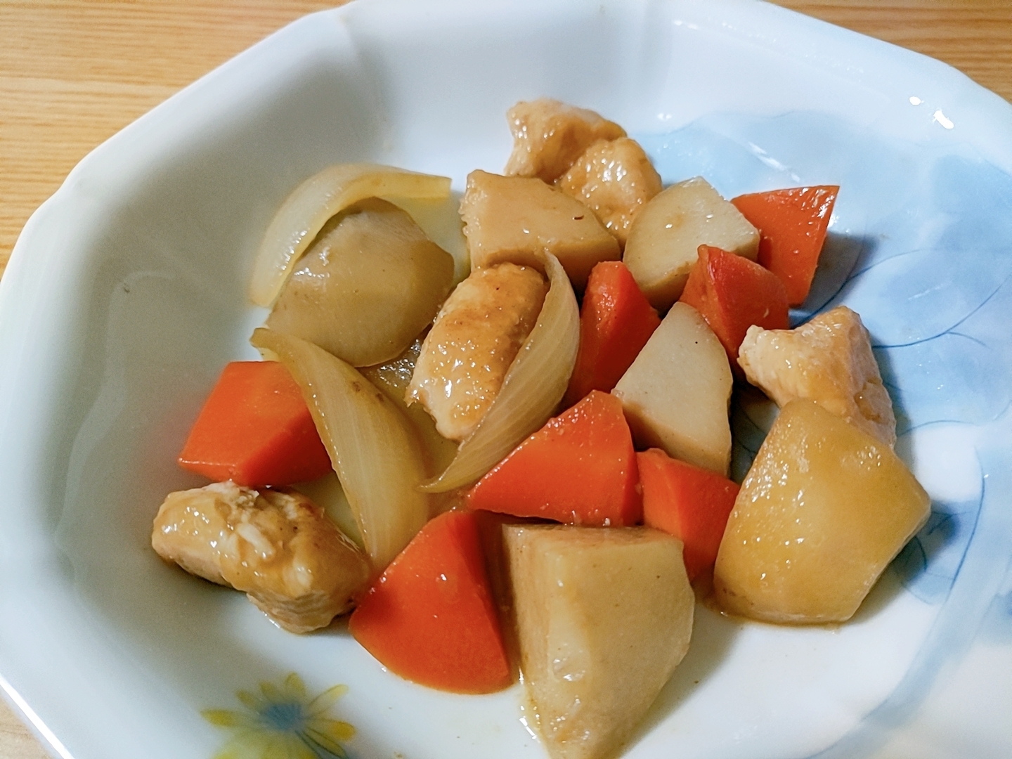 鶏むね肉と里芋と人参と玉ねぎの煮物